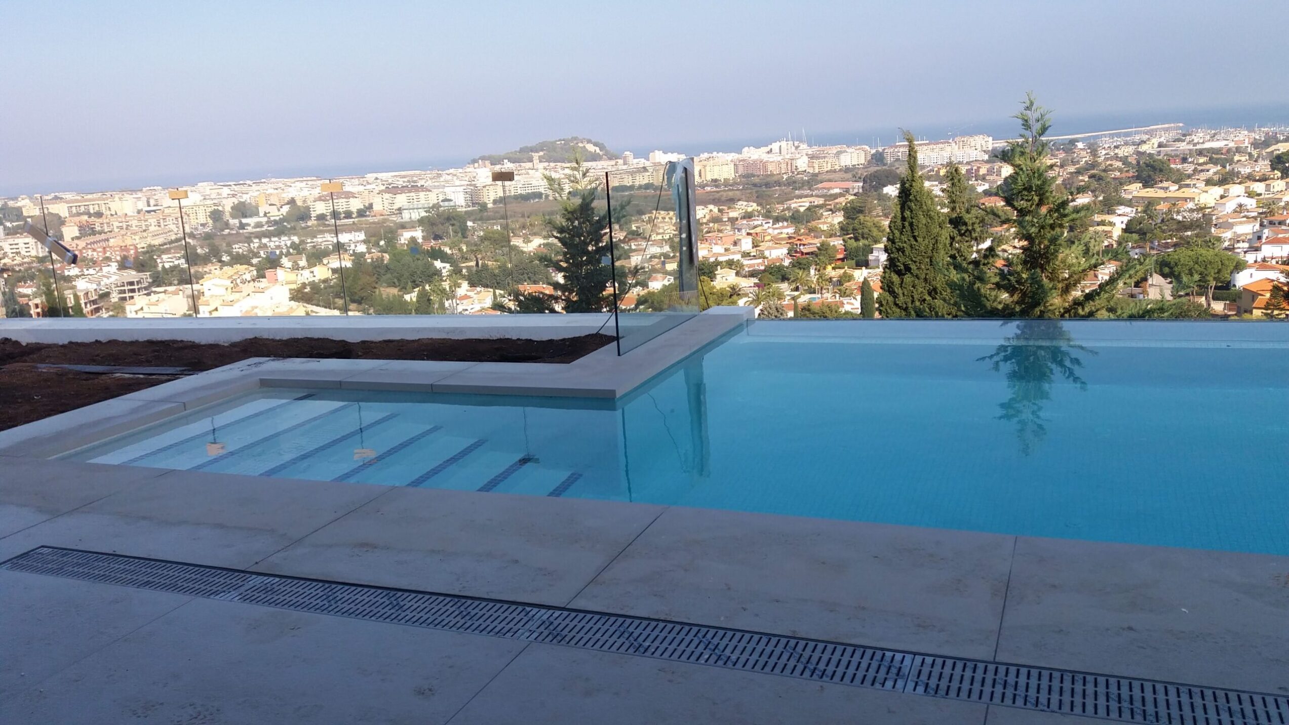 Ventana subacuática en chalet de Jávea