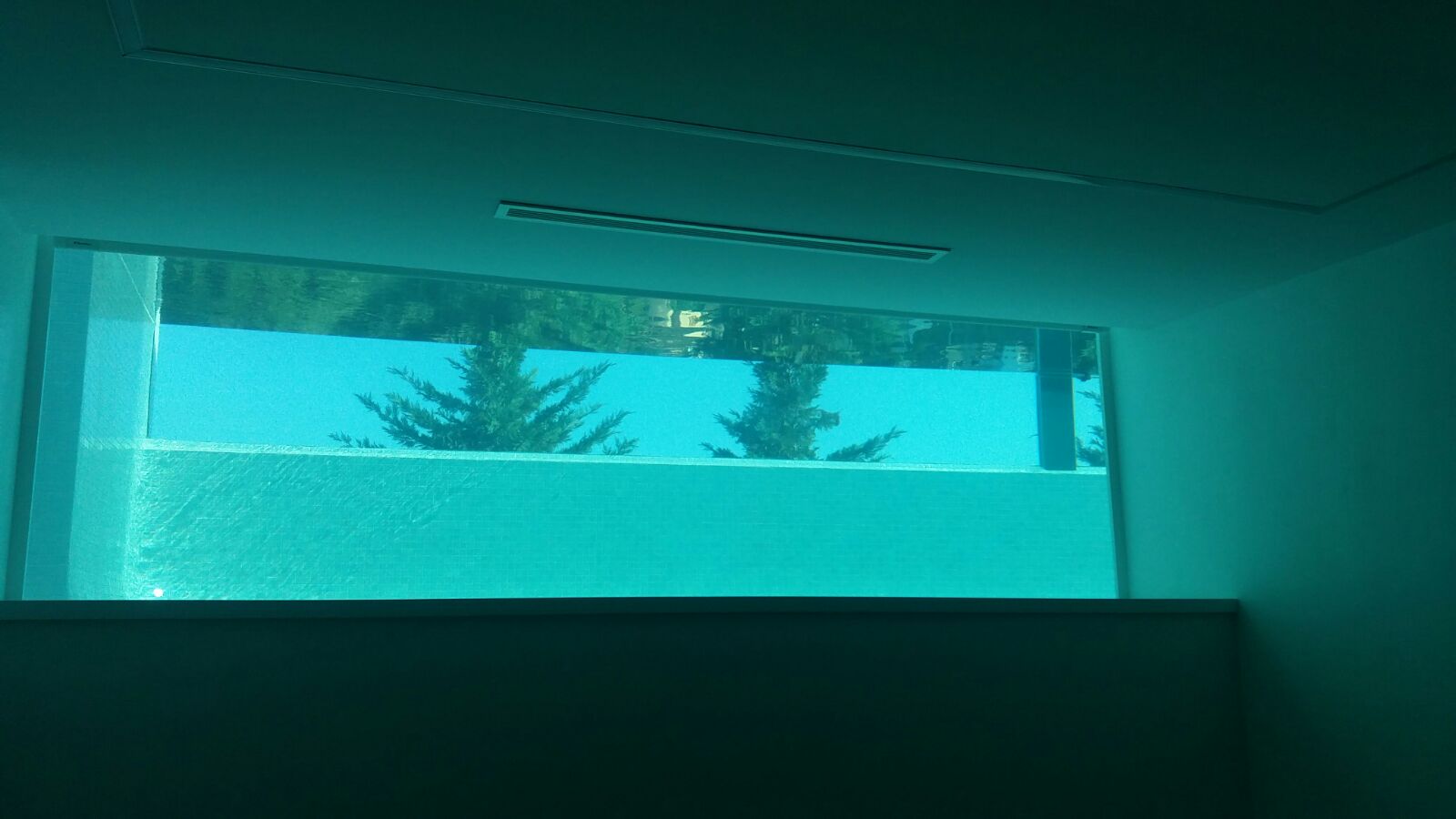 Piscina rebosante en Altea