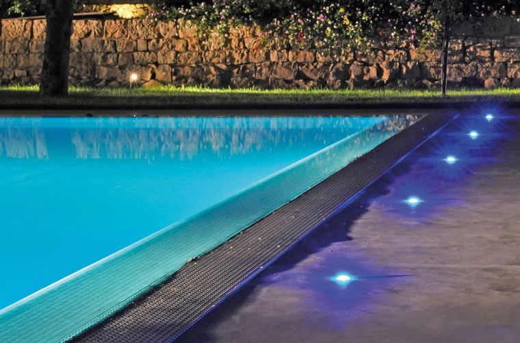 Pasarela de vidrio sobre piscina