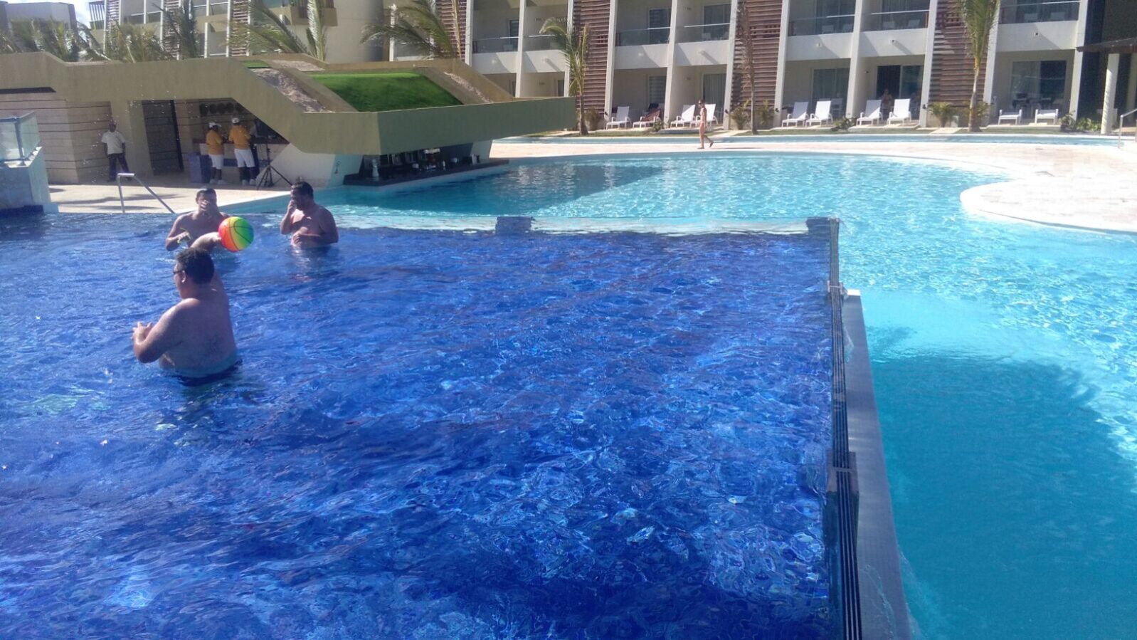 Hotel Caribecan Punta Cana piscina rebosante de vidrio