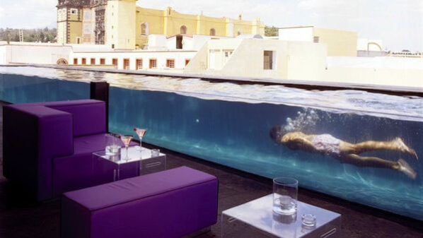 Piscina elevada de vidrio