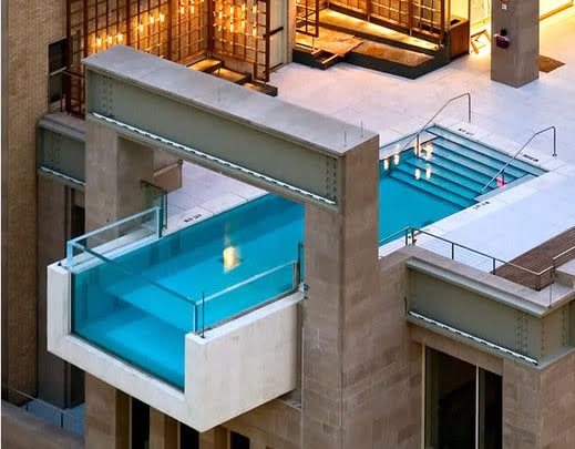 Piscina elevada paredes de vidrio los 4 lados